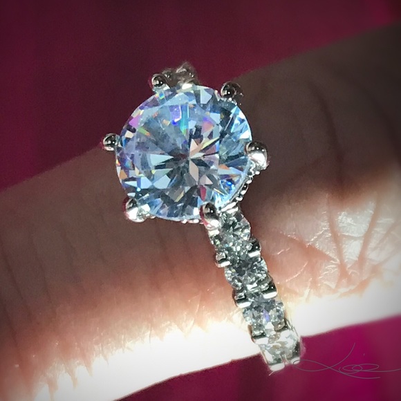 Round Cut Brilliant Diamond Ring - Picture 2 of 5